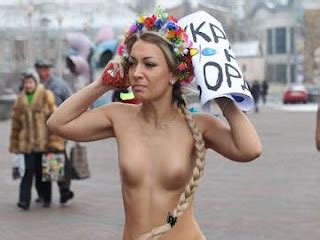 lo que ve la cámara Protestan desnudas en Ucrania Las de Femen