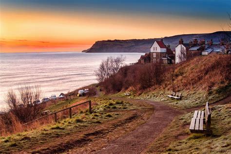 Robin hood's bay is a picturesque, fishing village with a lovely beach for children to explore the rock pools or hunt for fossils. HOME - Robinhoodsbay