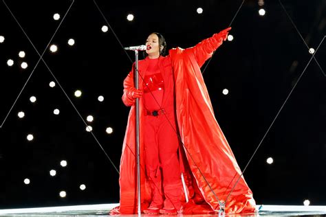 Rihanna Super Bowl Halftime Show Reveals Shes Pregnant Again Lupon
