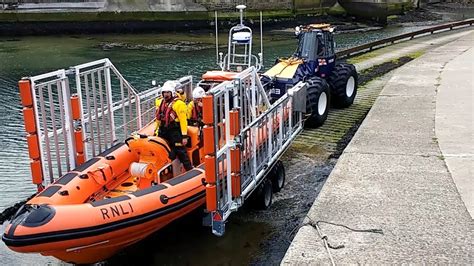 Rnli Staithes Lifeboat Launches On Emergency Call Youtube