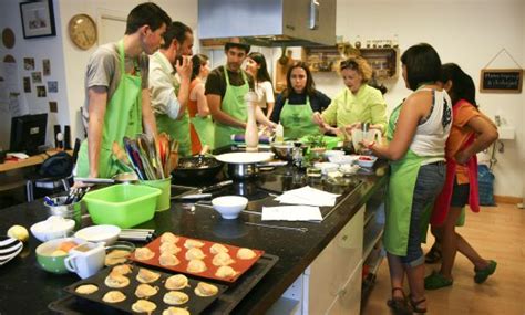 Sushi, thai, cocina para niños, arroces, tradicional, marroquí, oriental, etc. Los cursos de cocina para aficionados son el nuevo hobby ...