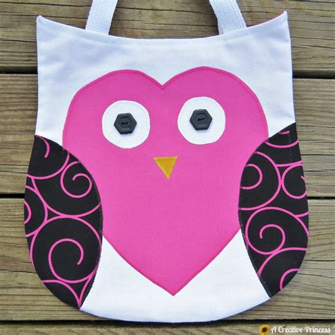 Decorate a grocery store brown paper bag.you can do this with crayons. DIY Tote Bags Ideas | Skip To My Lou