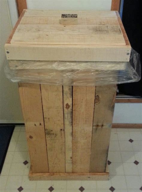 This boring mesh trash can has been bothering me for years. Pallets Wooden Trash Can | Pallet Ideas
