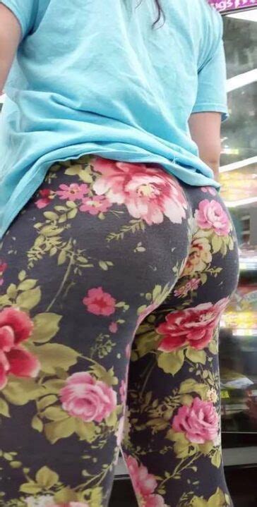 Jiggling Ass In Floral Leggings Sexy Candid Girls