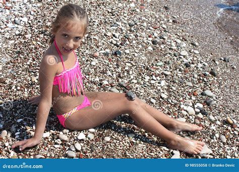 Piękna Mała Dziewczynka W Bikini Pozować Zdjęcie Stock Obraz Złożonej Z Plaża śliczny 98555058