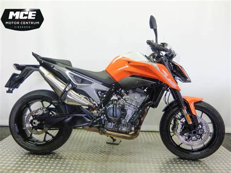 The base 690 duke was already a sporty and very capable motorcycle, but the r version raises the bar even higher and is still amazingly suitable for everyday use. Review motor: KTM DUKE 790 - BikeNet