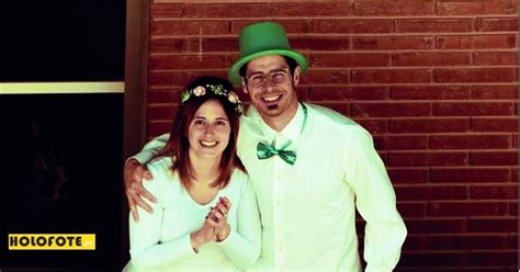 casal espanhol tem casamento surpresa na varanda de casa holofote