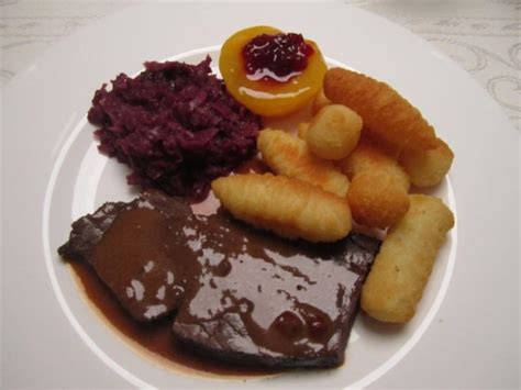 Auf gut ein drittel einkochen lassen. Hirschbraten mit Blaukraut und Kroketten - Rezept - kochbar.de
