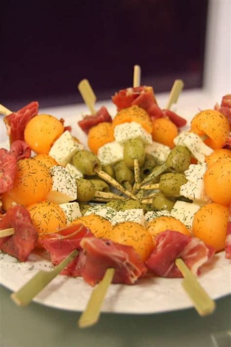 Jolies brochettes apéritives jambon melon chèvre et olive