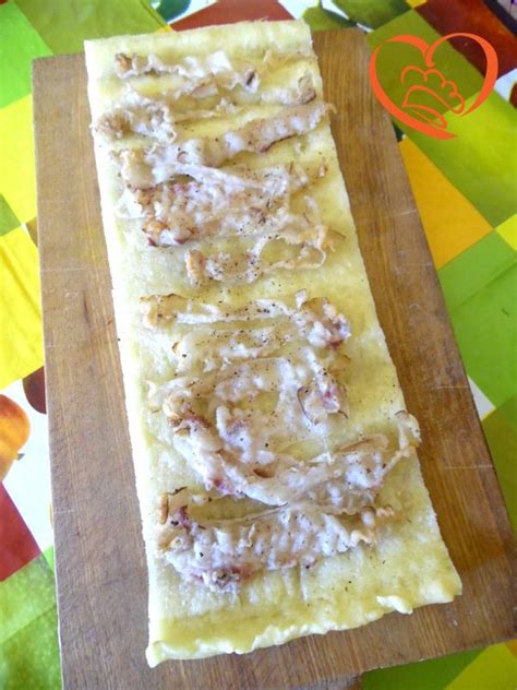 Con poco tempo, e con una spesa minima, servirete una pietanza davvero squisita che vi farà spalmarlo con il gorgonzola e adagiare su ogni fetta di pane una fettina di lardo. Pizza con lardo di Colonnata cotto (no ricetta) | Ricette ...