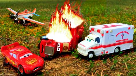 Disney Pixar Cars Lightning Mcqueen Saves Red Mack Hauler Giant Crash