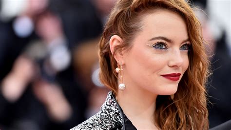 Emma Stone Wore A 67 Blue Mascara To The 2019 Met Gala And Her Lashes