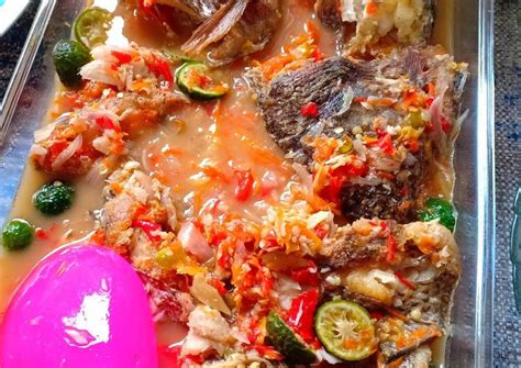 1 kg ikan mas 1 buah jeruk nipis 1 sdm garam 10 bh cabe rawit bumbu halus : Resep Pecak Ikan Nila/Mujair/Mas oleh enni - Cookpad