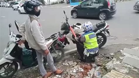 Polisi Di Bandung Yang Tolong Pemotor Kehabisan Bensin Bakal Dapat Reward