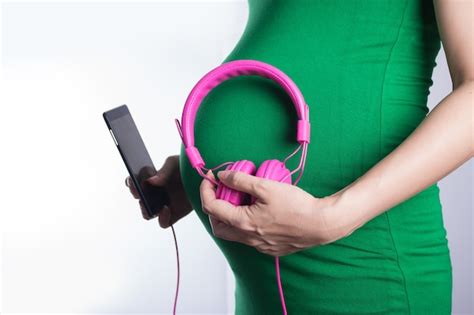 Mujer Embarazada Con Auriculares En Su Vientre Foto Premium