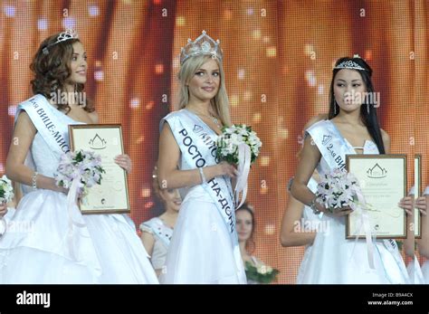 miss russia 2006 tatiana kotova rostov on don flanked on the left by first vice miss russia 2006