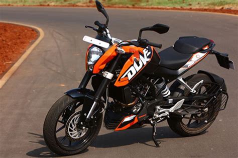The 200 duke gets the same styling like the other dukes, and it sits right on top of the 125 duke in the ktm india range. BAJAJ KTM DUKE 200 Features Specifications and Price In ...