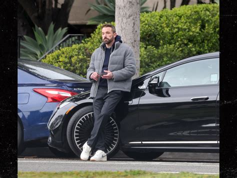 Ben Affleck S Car Gets Boxed In Struggles To Pull Out Of Parking Spot