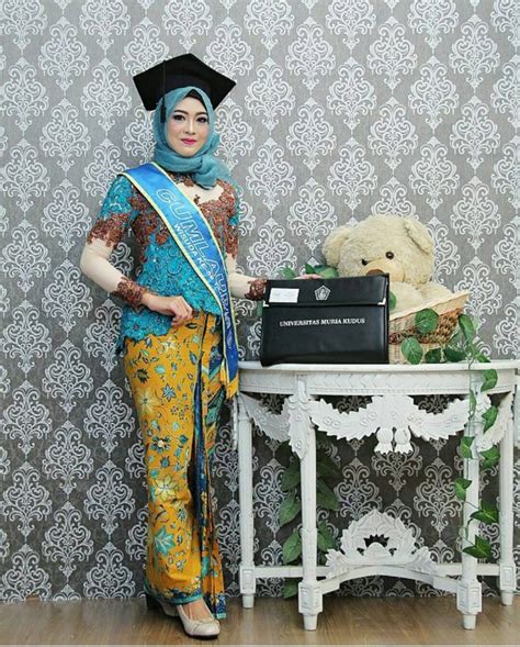 Baju batik saat ini memiliki model yang kian beragam. 3 Tips Memilih Model Kebaya Muslim Untuk Acara Wisuda ...