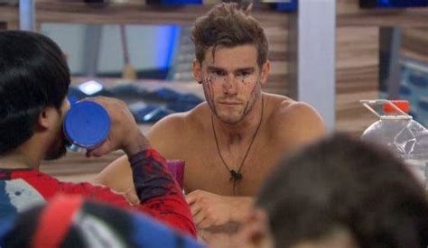 Big Brother Austin Using Wrong Head On Twins Movie Tv Tech