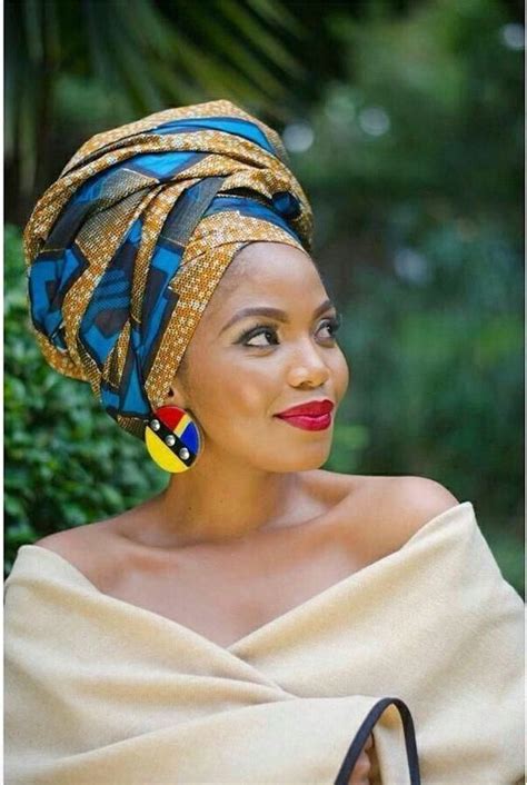 20 idées de coiffures avec un foulard. | Coiffure avec foulard, Foulard cheveux, Comment nouer un ...
