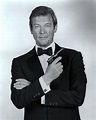 Sir Roger Moore, quien interpretó a James Bond en siete ocasiones ...