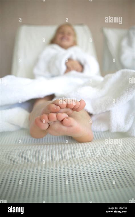 Barfuß Mädchen Auf Couch Im Wellnessbereich Stockfotografie Alamy