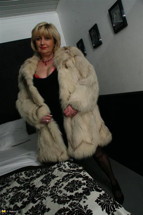 Pin By Rob Boaler On Fur Coat Fur Fashion Fashion Sexy Older Women