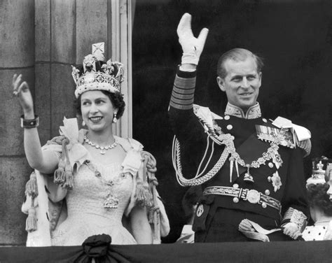 Queen elizabeth, princess elizabeth, queen mary, princess margaret, and king george vi on the balcony at buckingham palace after the 1937 coronation (afp/getty images). The Coronation of Queen Elizabeth II - My Favorite Topics Wp