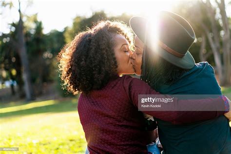 Lesbian Couple Kissing In The Park 圖庫照片 Getty Images