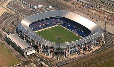 In het lijstje van de grootste voetbalstadions in de wereld komen de nederlands stadions niet voor, maar met twee stadions met een capaciteit van meer dan 50.000 bezoekers heeft een klein landje. Stadium De Kuip, home to soccer club Feyenoord | Rotterdam ...