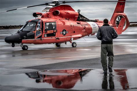 A Coast Guard Mh 65 Aircrew Rescue 4 People Off Cape Flattery