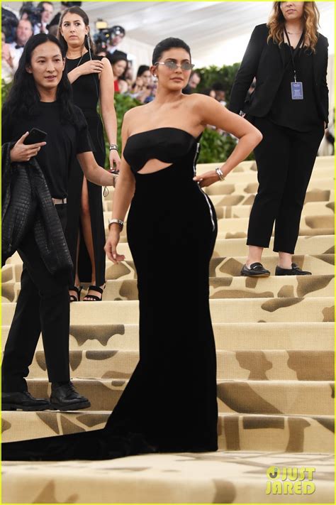 Kylie Jenners Met Gala 2018 Look Ripped On Her Way Out The Door Photo