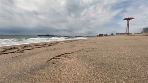 Nyc Beaches Reopen Despite Wet Start To Holiday Weekend Abc7 New York