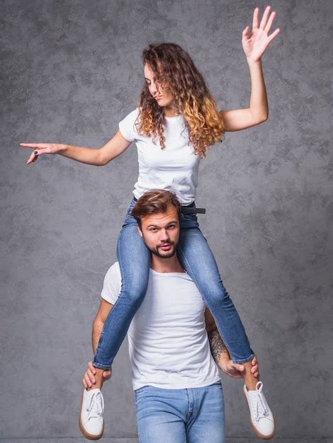 woman riding mans face 👉👌Девушка сидит на плечах у парня фото