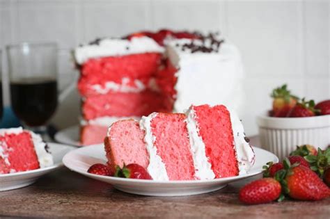 Pink Ombr Strawberry Cake With Whipped Cream Frosting