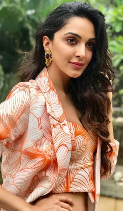 Alia advani (born 31 july 1992), known professionally as kiara advani (kɪˈjaːra əɽˈʋaːɳi), is an indian actress who predominantly works in hindi films. Kiara Advani | Indian bollywood actress, Kiara advani hot, Most beautiful indian actress
