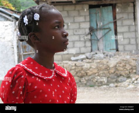 Jeune Fille Noire à Bretelles Et Robe Rouge Debout Devant De Maison Simple Haïti Grande Anse