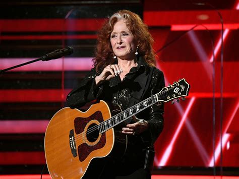 Bonnie Raitt Pays Tribute To John Prine At The 2020 Grammys