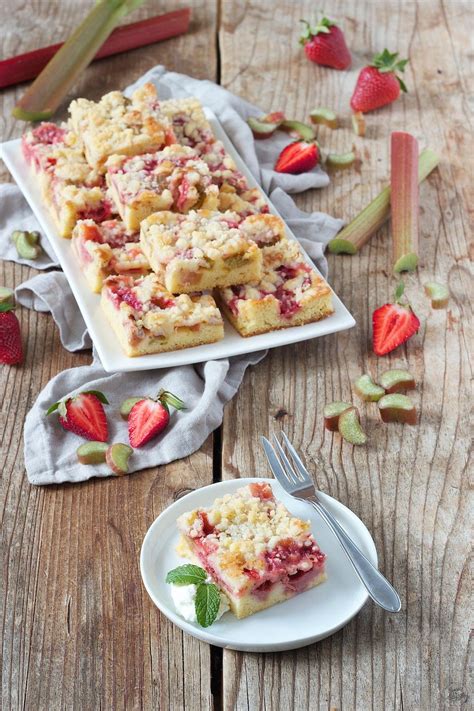 Aus leckerem streuselteig und saftigen äpfeln ist dieser köstliche kuchen schnell und einfach zubereitet. Erdbeer Rhabarber Kuchen mit Streusel - Rezept - Sweets ...