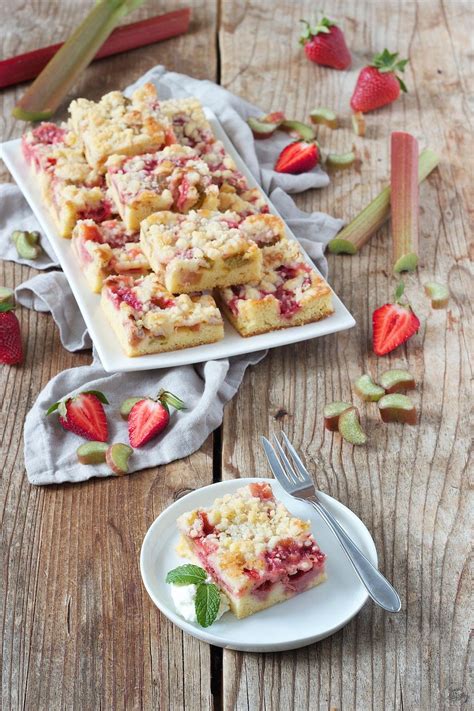 Bestreue ihn am rand mit. Erdbeer Rhabarber Kuchen mit Streusel - Rezept - Sweets ...