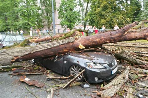 Mokotów Krajobraz po burzy połamane drzewa zniszczone samochody