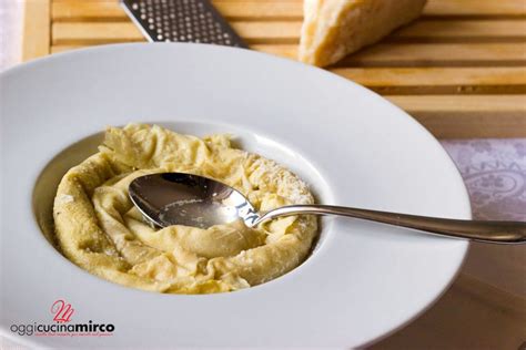 La cucina abruzzese, guida ai prodotti tipici dell'abruzzo. Scrippelle 'mbusse abruzzesi (scrippelle in brodo ...