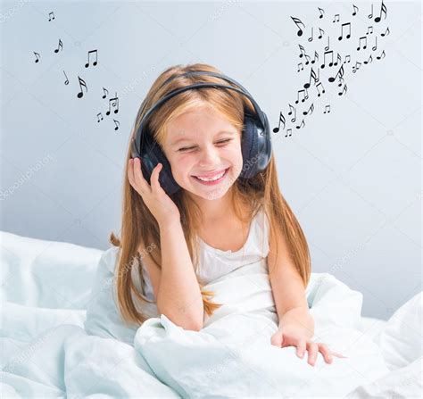 Jovencita Guapa Escuchando Sus Auriculares Por La Mañana — Foto De