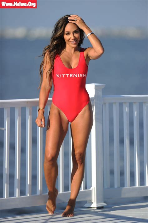 ميليسا غورغا في جلسة تصوير ساخنة ومثيرة بملابس السباحة