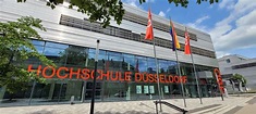 Hochschule Düsseldorf hisst schon zum 50 Jahre Feier Regenbogenfahne