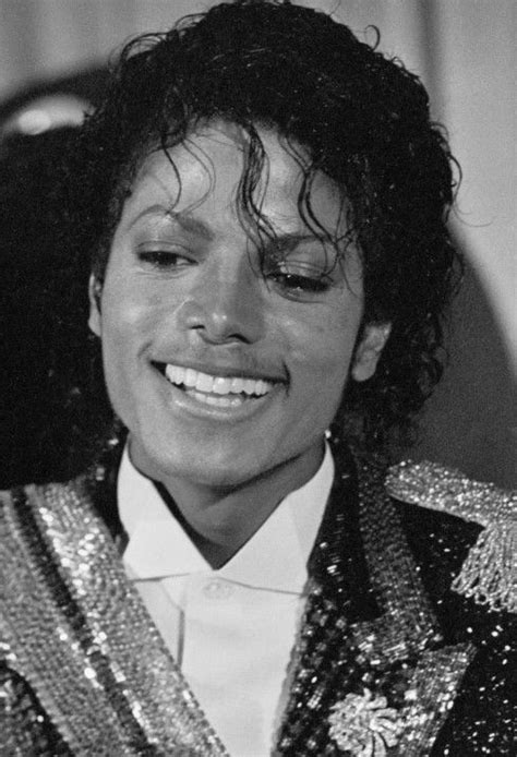 He won 15 grammy awards and hundreds of other prizes during his life. Michael Jackson at the Grammy Awards in 1984 | Zene