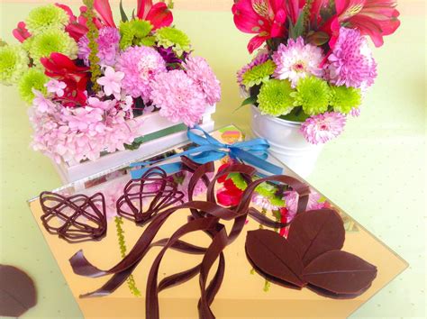 Este set de funcakes contiene rosas blancas, moradas y rosadas. DECORACIONES DE CHOCOLATE | ESPIRALES Y HOJAS DE CHOCOLATE ...