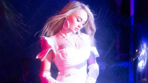 Kim Petras Retorna Com O Halloween Em Turn Off The Light Ouça