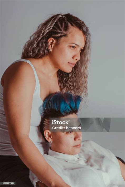 本物のレズビアンカップルはコピースペースで白い背景に抱き合いキス 2人のストックフォトや画像を多数ご用意 2人 Lgbtqi Lgbtqiaの文化 Istock